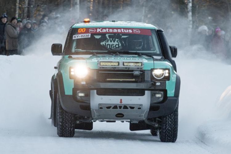 Jetzt bei der Arctic Lapland Rally im Schnee, in 2026 bei der Dakar im Dünensand: Der Land Rover Defender