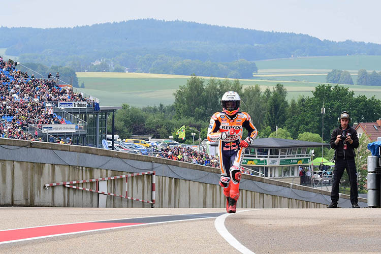 MotoGP Sachsenring 2023: Nach dem Crash lief Marc Márquez zurück zur Box