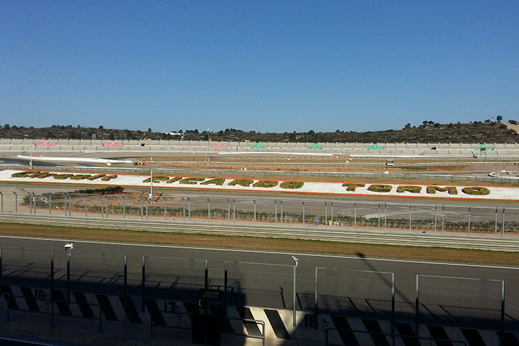 Die Sonne scheint bereits über dem Circuit Ricardo Tormo in Valencia
