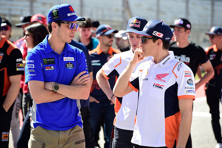 Joan Mir (links) mit Marc Márquez, dahinter Pol Espargaró