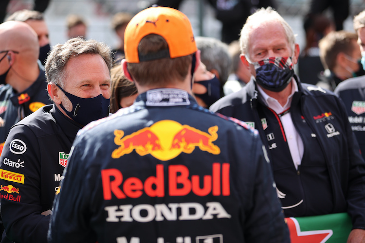 Red Bull Racing-Teamchef Christian Horner und Red Bull-Motorsportberater Helmut Marko gratulieren Max Verstappen zum 2. Platz in Portugal