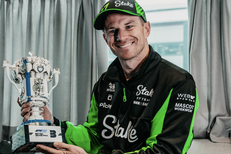 Nico Hülkenberg mit seinem Lego-Pokal