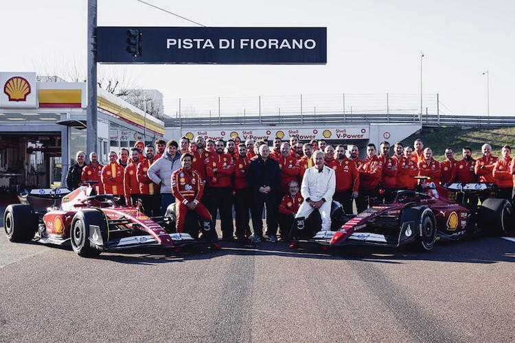 Vater und Sohn Carlos Sainz mit der Ferrari-Mannschaft in Fiorano