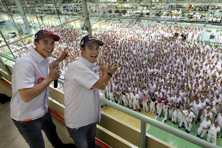 Marc Marquez und Daniel Pedrosa wurden von den Honda-Mitarbeitern begeistert begrüßt 
