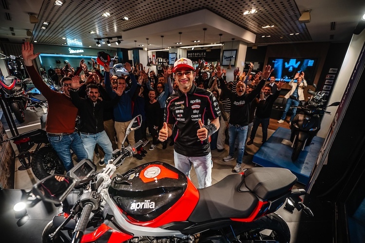 Jorge Martin mit Aprilia-Fans in Mailand