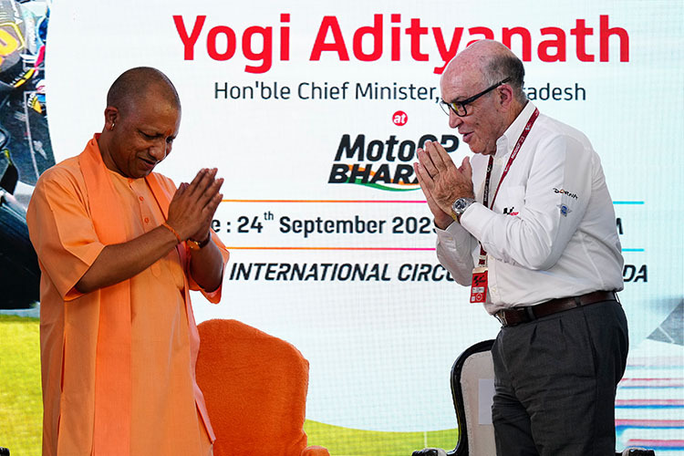 Dorna-CEO Carmelo Ezpeleta mit Shri Yogi Adityanath, dem Minister der Provinz Uttar Pradesh
