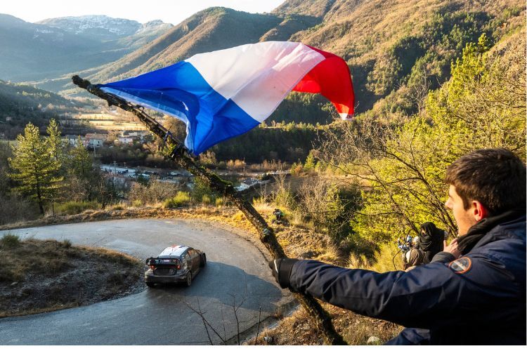 Vive la France: Die Toyota-Piloten Ogier/Landais auf der Fahrt zum Sieg bei der Rallye-Monte Carlo