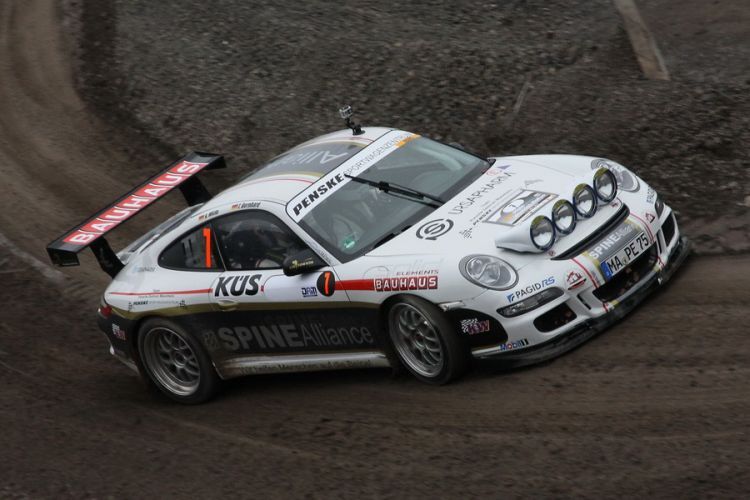 Timo Bernhard in seinem Rallye-Porsche