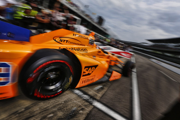 Der Beginn eines starken Auftritts: Fernando Alonso startet seinen einzigen Qualifying-Versuch in Indy 