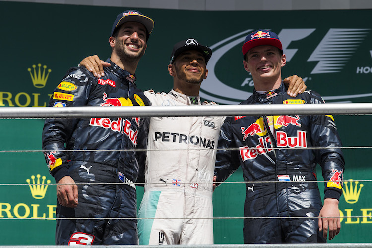 Max Verstappen durfte 2016 als Dritter mit Sieger Lewis Hamilton und Daniel Ricciardo aufs Podest