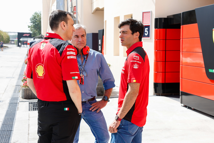 Ferrari-Renningenieur Riccardo Adami mit Vater und Sohn Carlos Sainz