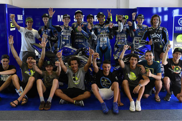 Valentino Rossi posierte für ein Foto mit seinen Schützlingen