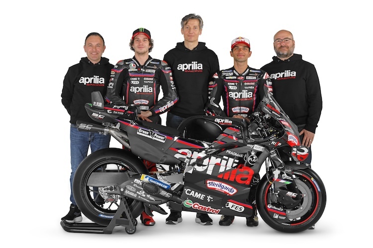 Teammanager Paolo Bonora (li.) mit der neuen Aprilia-Werkseinheit