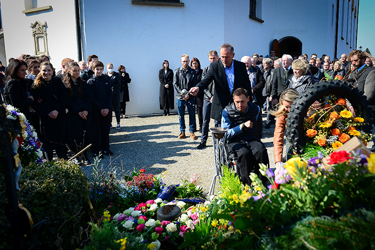 Heinz und Hannes Kinigadner am Grab von Chris Pfeiffer
