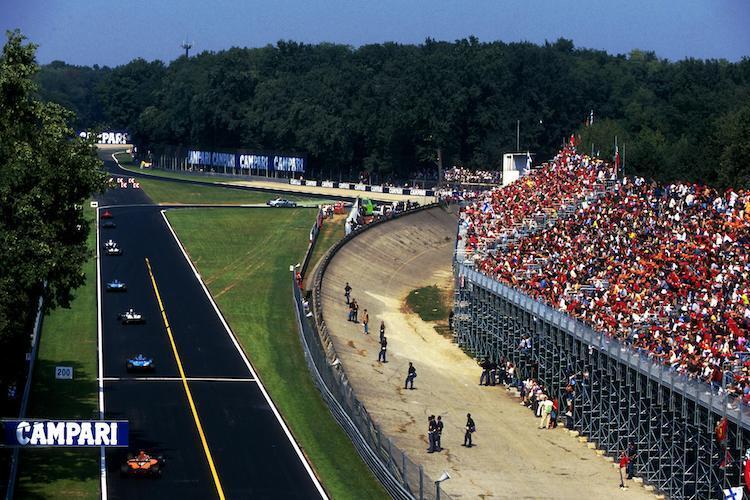 Monza-Strecke und rechts die Steilwand