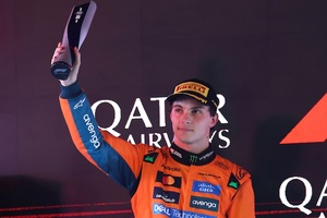 Oscar Piastri stand der Frust ins Gesicht geschrieben, als er die Trophäe für den zweiten Platz entgegennahm)