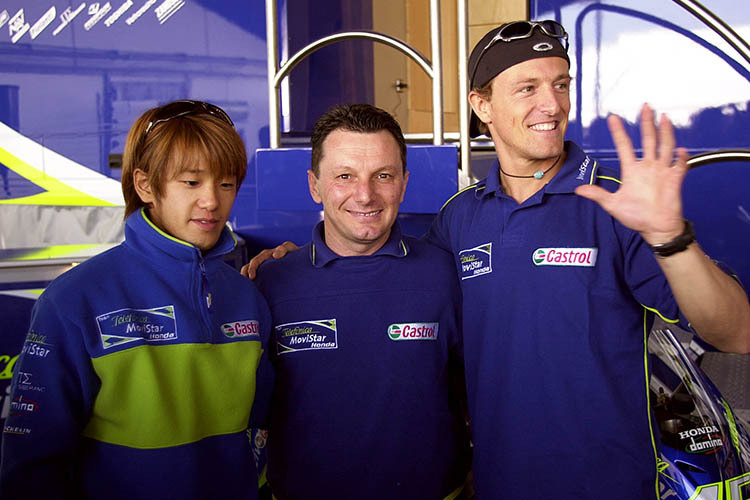 Fausto Gresini vor der Saison 2003 mit Daijiro Kato (li.) und Sete Gibernau