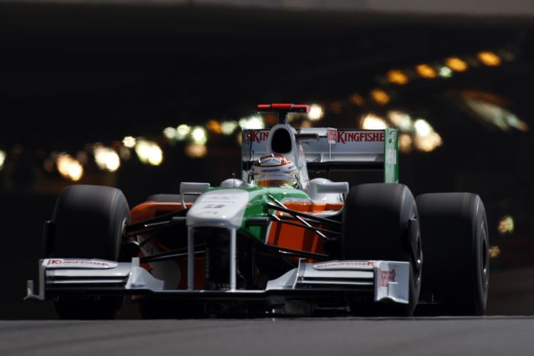 Adrian Sutil schiesst aus dem Tunnel von Monaco.