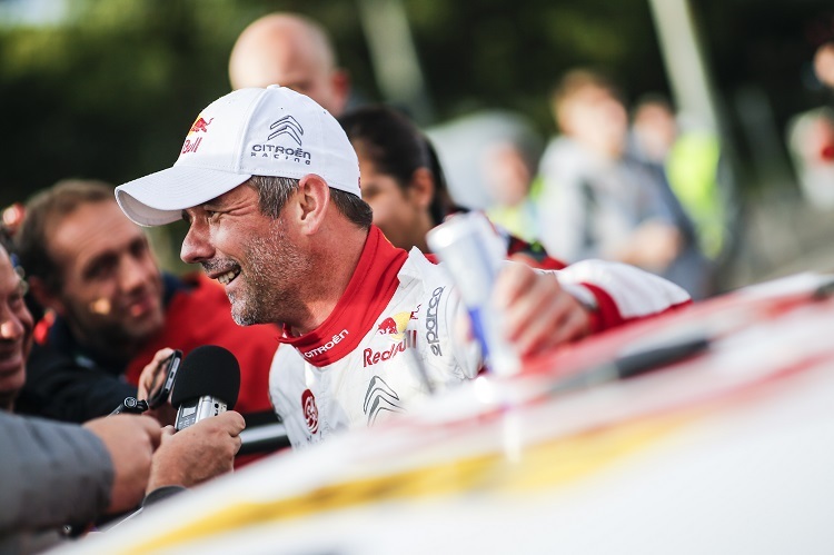Sieger Sébastien Loeb beim Interview in Spanien