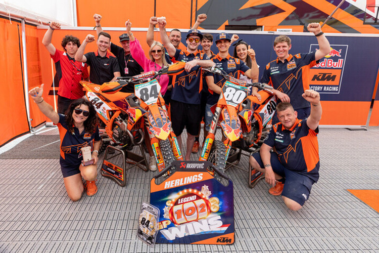 Jeffrey Herlings (84) und Teamkollege Andrea Adamo (Platz 3 in der MX2-Klasse) feierten in Spanien