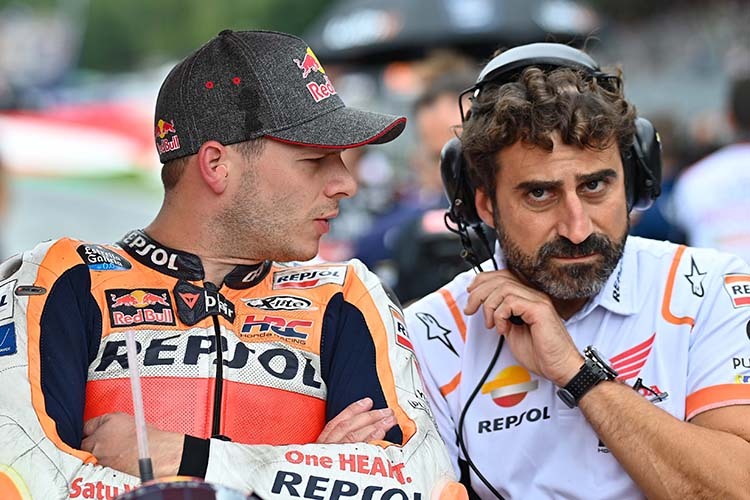 Stefan Bradl chez Repsol-Honda avec le chef d'équipe Marquez Santi Hernandez
