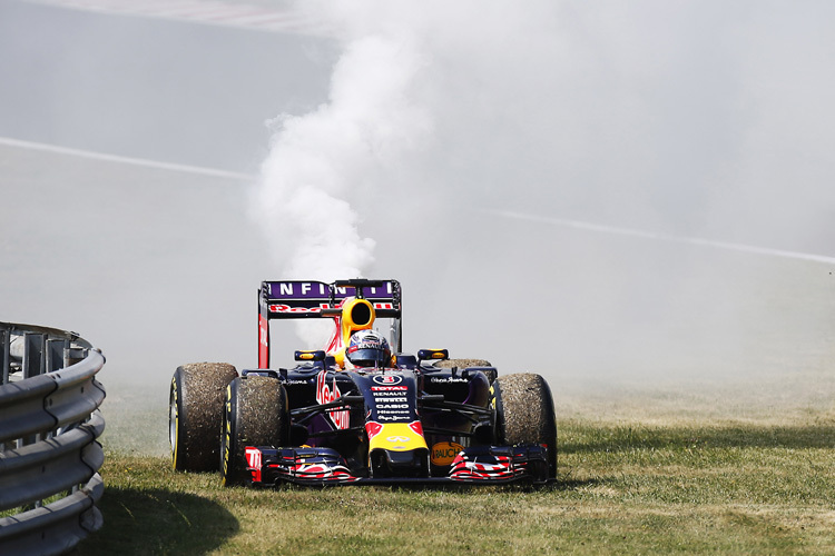 Im Heck von Daniel Ricciardos Rennwagen verraucht ein Renault-Motor