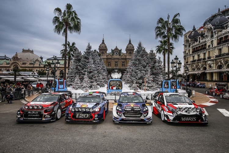 Die vier Hersteller-Fahrzeuge vor dem Casino in Monte Carlo