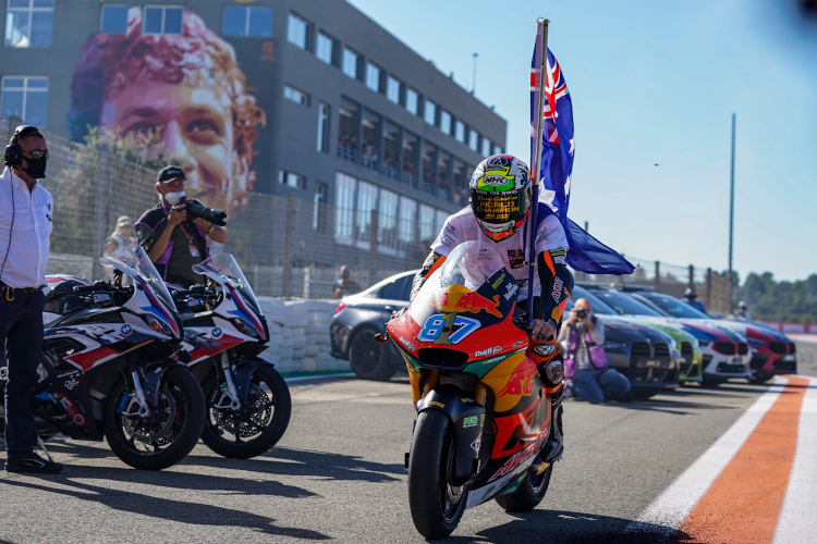 Valencia: Remy Gardner feiert den Moto2-Titel, im Hintergrund wird Valentino Rossi zum Abschied mit einem Murales geehrt