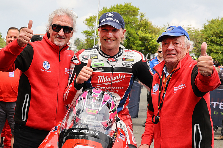 Hector und Philip Neill freuen sich mit Davey Todd nach dem Triumph im Superstock-Rennen