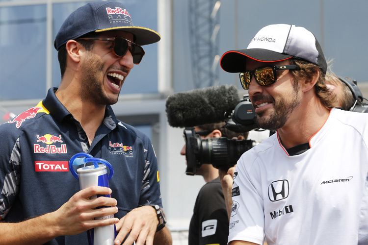 Daniel Ricciardo mit Fernando Alonso