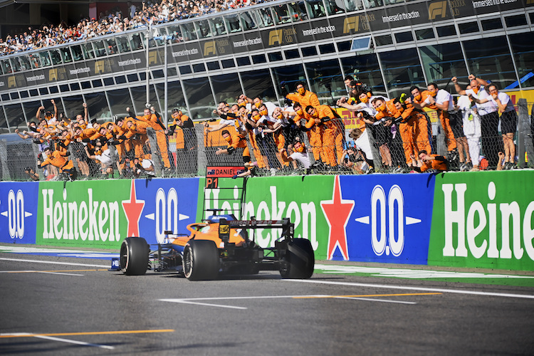 Daniel Ricciardo gewinnt für McLaren in Monza