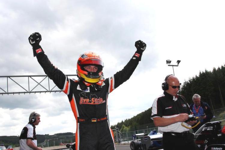 Markus Pommer jubelt über seinen ersten Sieg in der Formel 2