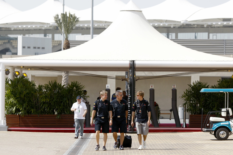 Sebastian Vettel kommt am Yas Marina Circuit an