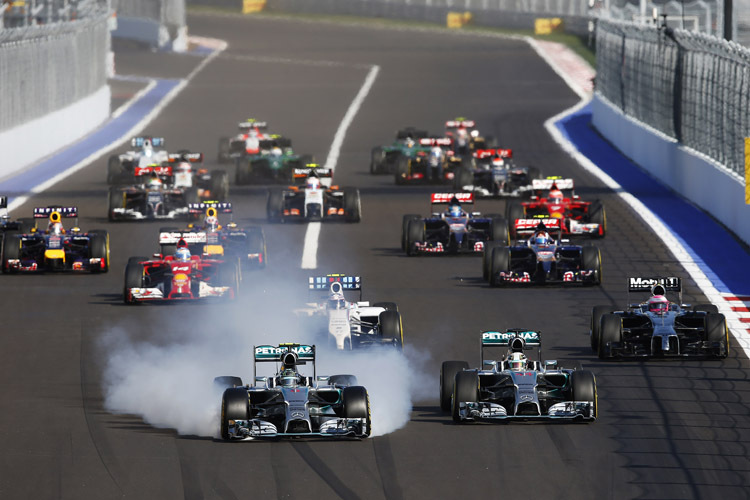 Start zum Russland-GP: Nico Rosberg bremst sich an Teamkollege Lewis Hamilton vorbei