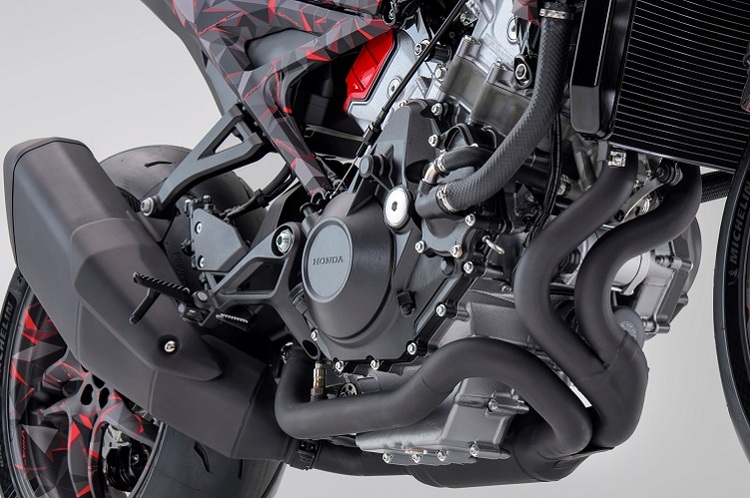 Der V3 scheint sehr schmal zu bauen, die Auspuffkrümmer scheinen organisch gewachsen