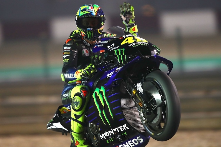 Rossi feierte mit der MotoGP-Yamaha-M1 und...