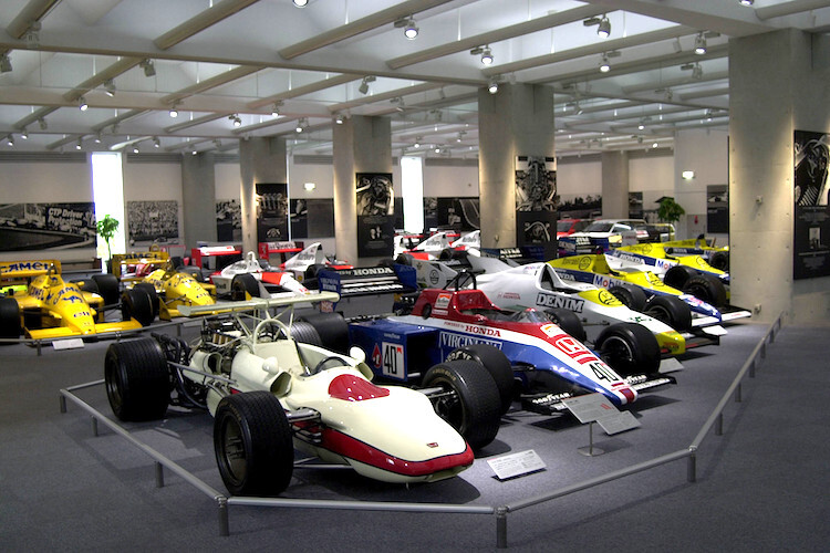 Die Halle mit den Formel-1-Rennern
