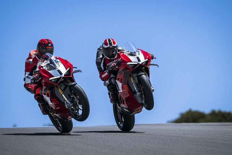 Ja, die dürfen das: Die Ducati Panigale V4R ist das Homologationsmotorrad für die Superbike-WM und darum für den Rennstrecken-Einsatz ausgelegt
