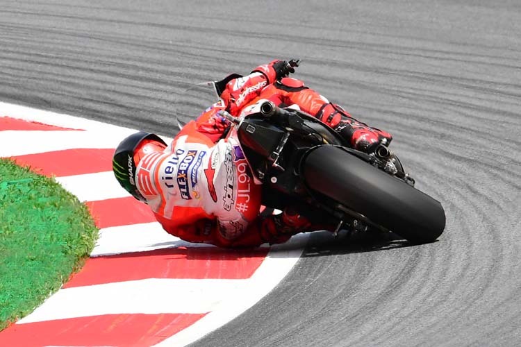Auch mit der Ducati fährt Jorge Lorenzo viel Schräglage