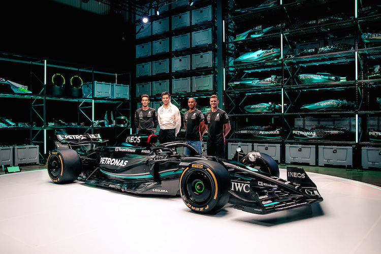 Mercedes-Motorsportdirektor Toto Wolff mit George Russell, Lewis Hamilton und Mick Schumacher