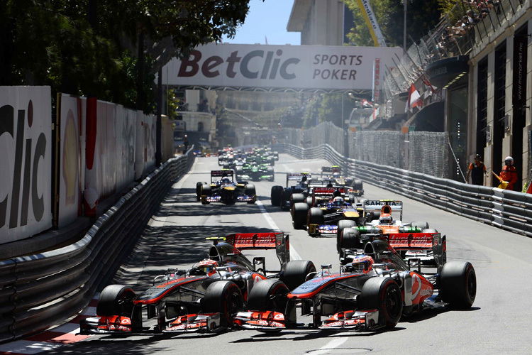Bild mit Seltenheitswert: McLaren vor der Konkurrenz