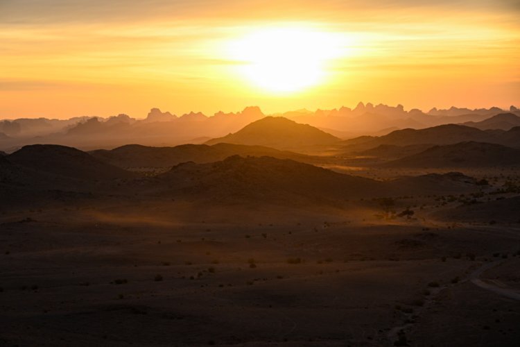 Der Sonnenaufgang in Saudi-Arabien lässt noch kein schlechtes Wetter vermuten