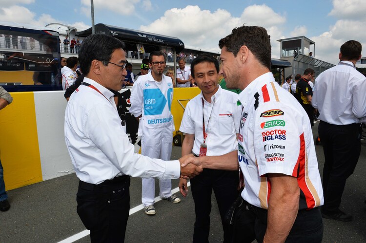 Lucio Ccechinello mit Honda-Vorstand Yoshida, daneben Manager Sato