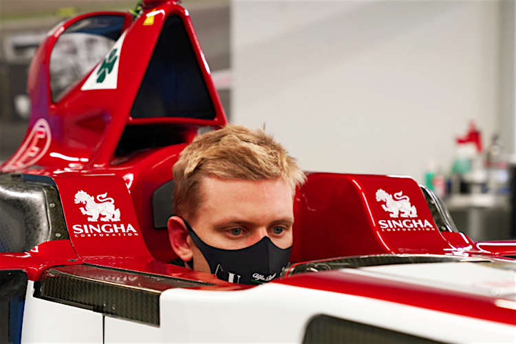 Mick Schumacher bei der Sitzprobe im Alfa Romeo