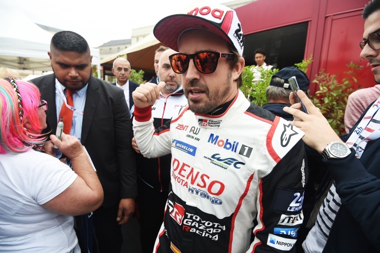 Fernando Alonso war auch bei den Fans in Le Mans sehr gefragt