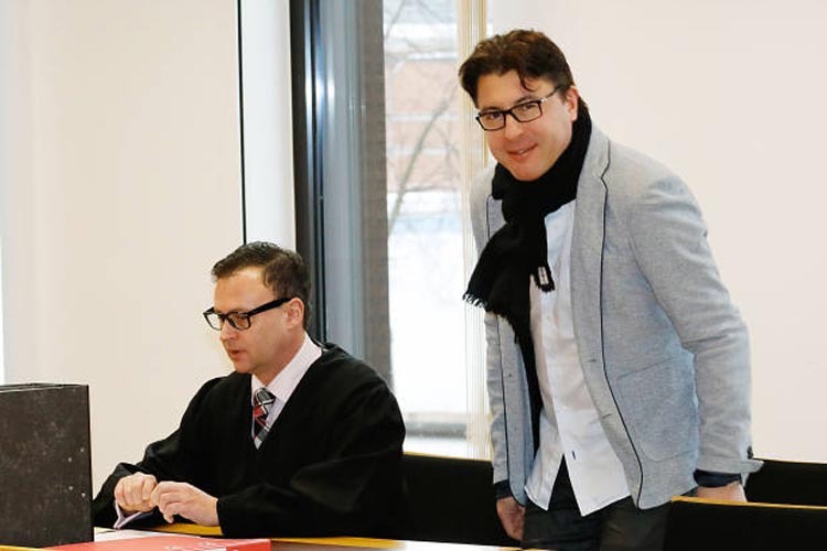 Christian Weise (rechts) vor Gericht