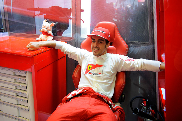 Fernando Alonso gibt sich ganz entspannt: Hat er beim Pilotenkarussel-Fahren Schwein?