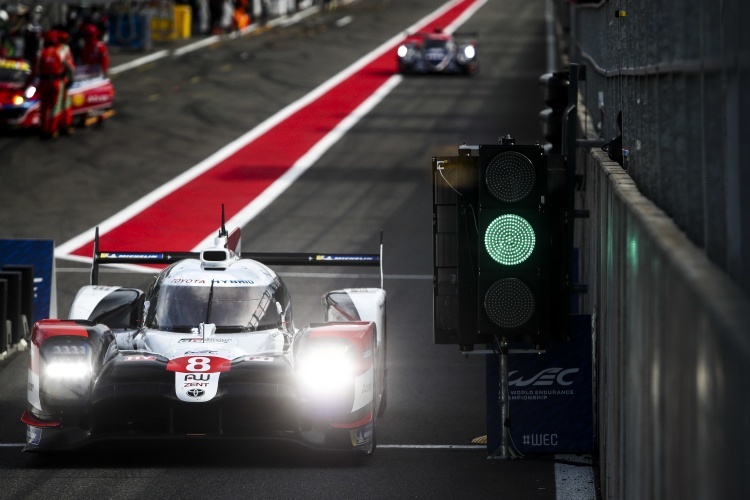 Ampel Grün: Der Toyota TS050 Hybrid am Ende der Boxengasse von Spa-Francorchamps