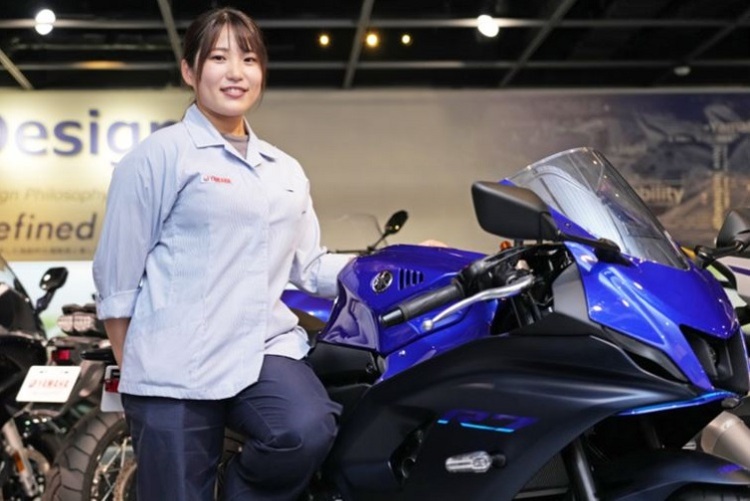 Airi Nakayama ist dabei im Team der Testfahrer, das die Serienmaschinen von Yamaha testet, entwickelt und abstimmt
