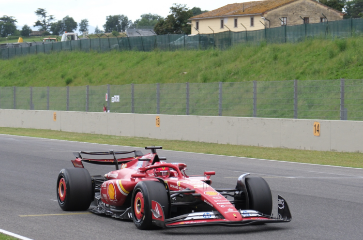 Charles Leclerc testet mit seinem Ferrari in Mugello neue Pirelli-Reifen